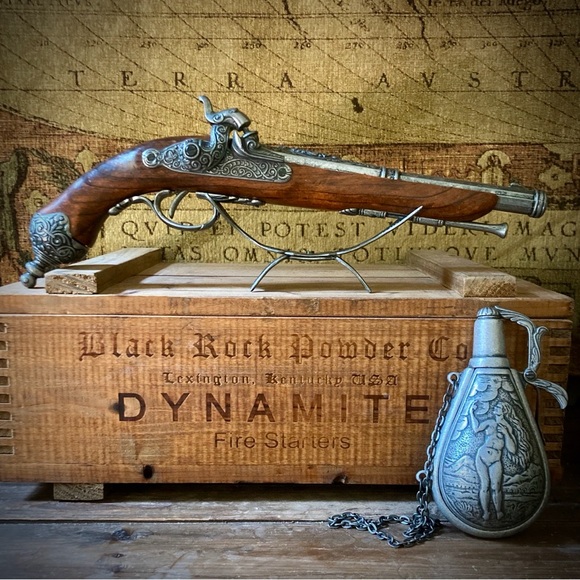 Pirate Flintlock and flask decorative set - Picture 2 of 14